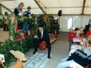 Achim Haag beim Schokoküssefangen mit dem Mund